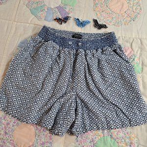 Soundstyle | Shorts | Size L 🦋